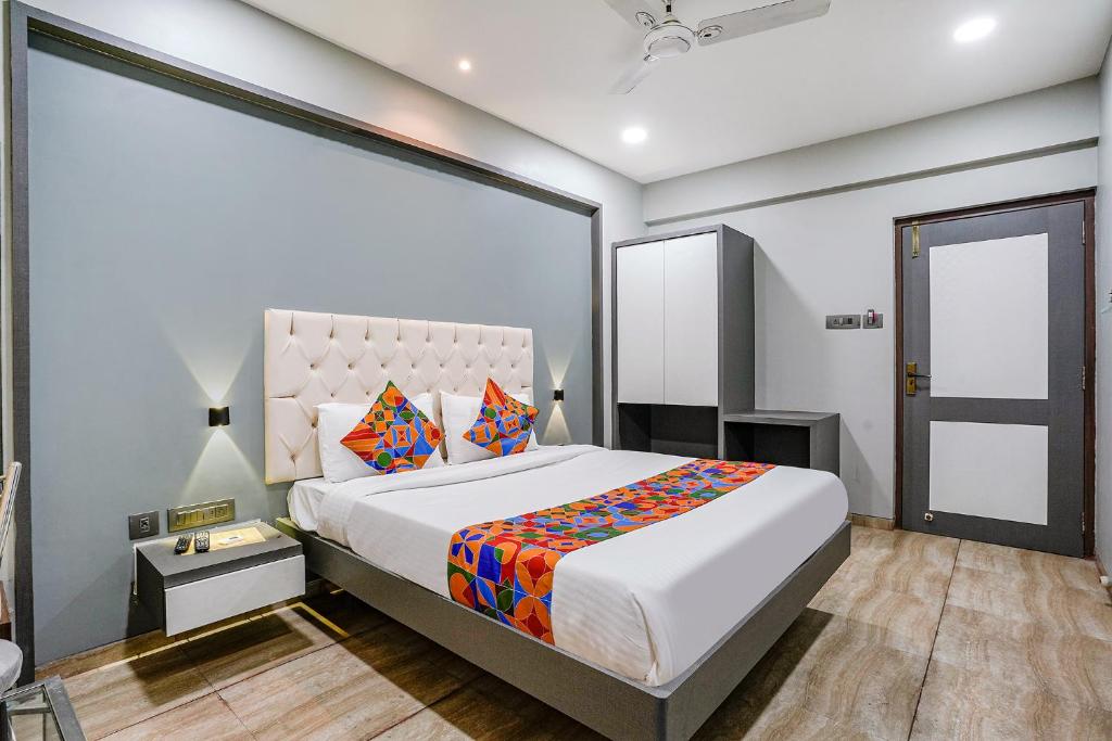 ein Schlafzimmer mit einem Kingsize-Bett in einem Zimmer in der Unterkunft FabHotel Grand Inn II in Navi Mumbai