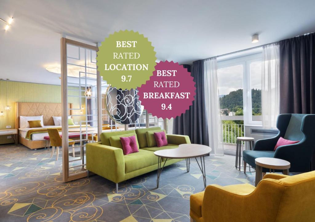 un vestíbulo de hotel con sillas y un letrero que dice mejor ubicación alquilada mejor alquilada en Bled Rose Hotel, en Bled