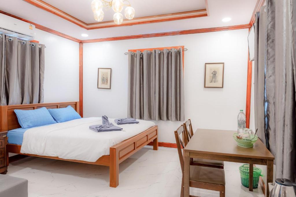 - une chambre avec un lit et une table dans l'établissement Onjira Resort, 