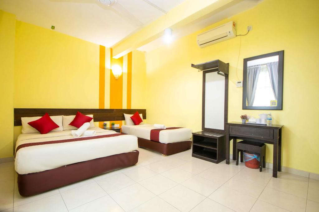 Postel nebo postele na pokoji v ubytování Sun Inns Rest House Kuantan