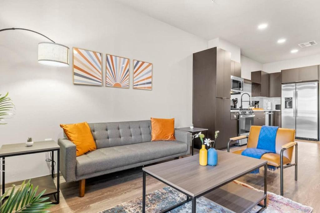 Η κουζίνα ή μικρή κουζίνα στο Stunning Westgate CozySuites by stadium with pool 12