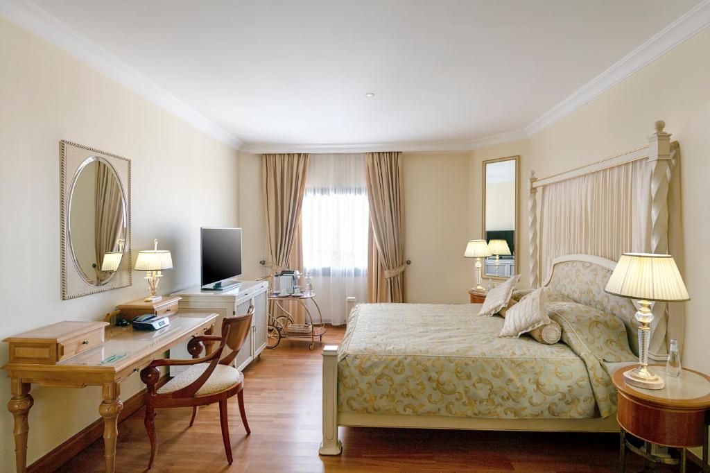 The Oberoi Madina المدينة أوبروي tesisinde bir odada yatak veya yataklar