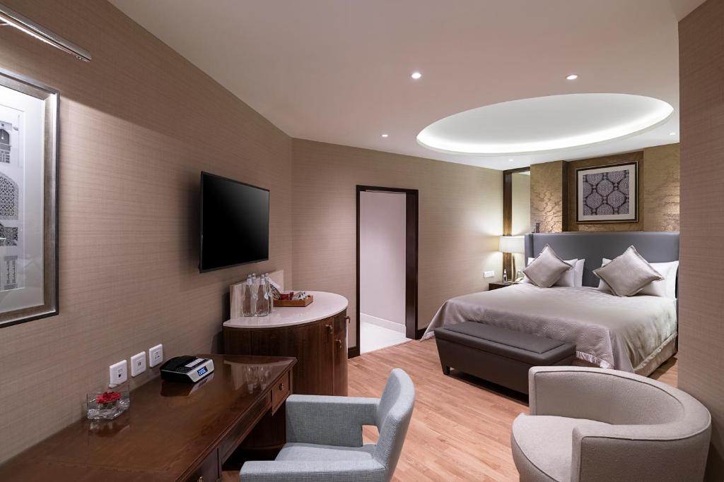 The Oberoi Madina المدينة أوبروي tesisinde bir televizyon ve/veya eğlence merkezi