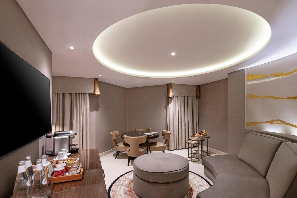 The Oberoi Madina المدينة أوبروي tesisinde bir televizyon ve/veya eğlence merkezi