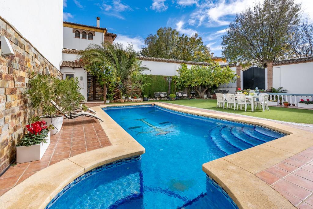 - une piscine dans l'arrière-cour d'une maison dans l'établissement Casa de Amigos La Latina con chimenea y barbacoa, à Illora