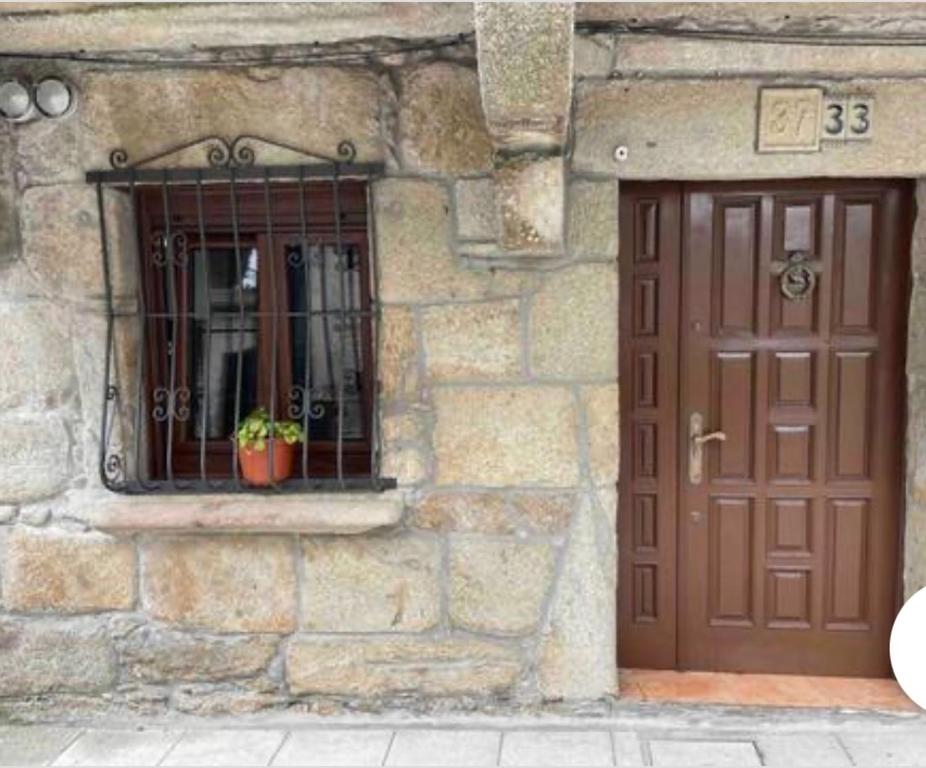 The facade or entrance of A Casiña de Juan