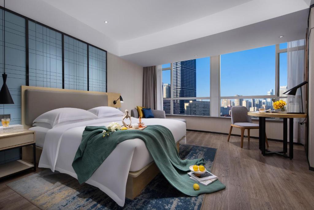 Postel nebo postele na pokoji v ubytování Echarm International Hotel Guangzhou Beijing Road Pedestrian Street Tianzi Wharf Branch - Free Shuttle Bus to Canton Fair Complex During Canton Fair Period
