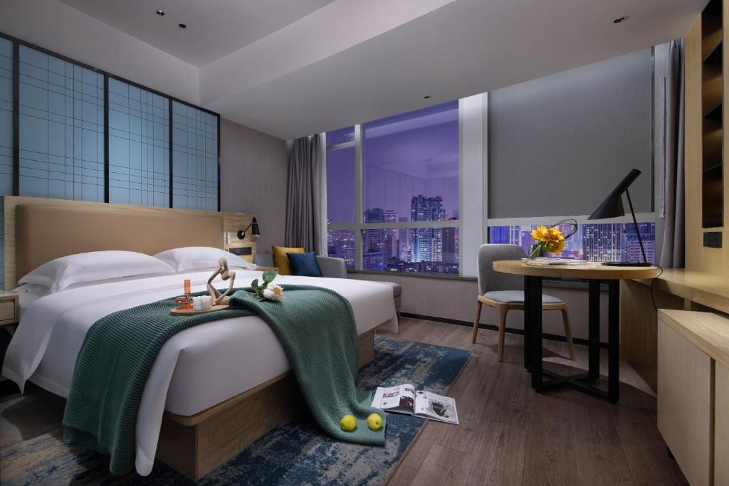 Postel nebo postele na pokoji v ubytování Echarm International Hotel Guangzhou Beijing Road Pedestrian Street Tianzi Wharf Branch - Free Shuttle Bus to Canton Fair Complex During Canton Fair Period