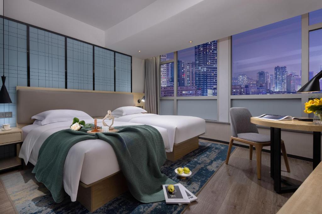 Postel nebo postele na pokoji v ubytování Echarm International Hotel Guangzhou Beijing Road Pedestrian Street Tianzi Wharf Branch - Free Shuttle Bus to Canton Fair Complex During Canton Fair Period