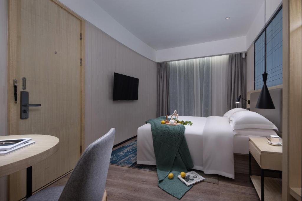 Postel nebo postele na pokoji v ubytování Echarm International Hotel Guangzhou Beijing Road Pedestrian Street Tianzi Wharf Branch - Free Shuttle Bus to Canton Fair Complex During Canton Fair Period
