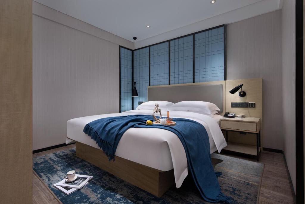 Postel nebo postele na pokoji v ubytování Echarm International Hotel Guangzhou Beijing Road Pedestrian Street Tianzi Wharf Branch - Free Shuttle Bus to Canton Fair Complex During Canton Fair Period