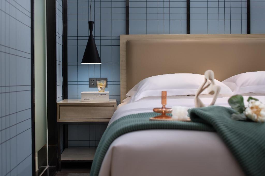 Postel nebo postele na pokoji v ubytování Echarm International Hotel Guangzhou Beijing Road Pedestrian Street Tianzi Wharf Branch - Free Shuttle Bus to Canton Fair Complex During Canton Fair Period
