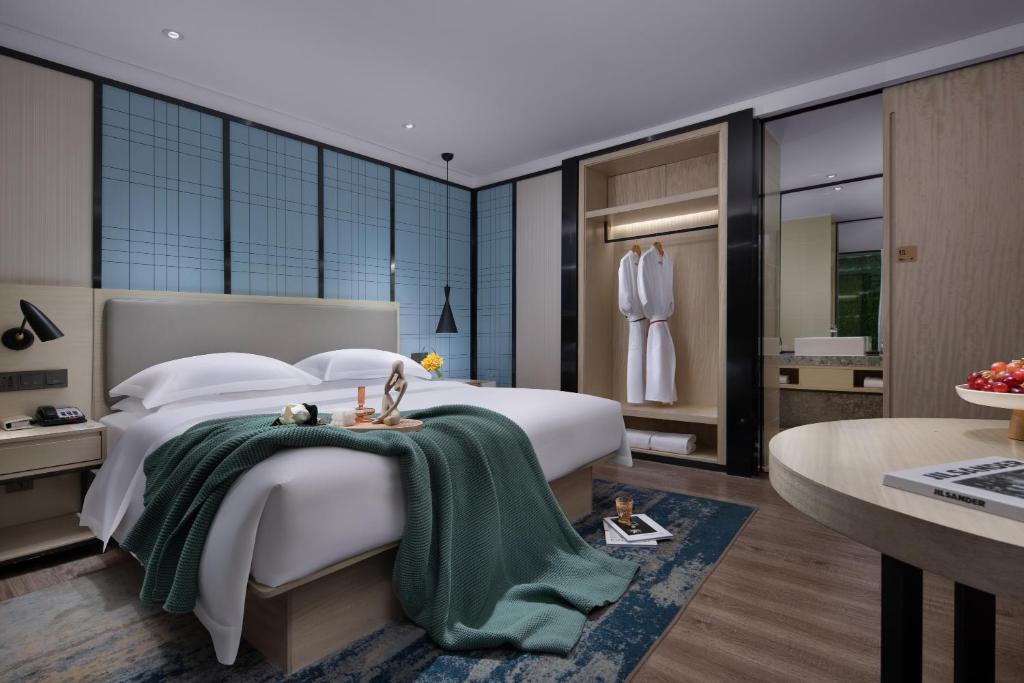 Postel nebo postele na pokoji v ubytování Echarm International Hotel Guangzhou Beijing Road Pedestrian Street Tianzi Wharf Branch - Free Shuttle Bus to Canton Fair Complex During Canton Fair Period