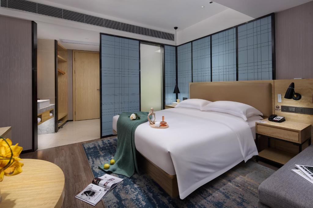 Postel nebo postele na pokoji v ubytování Echarm International Hotel Guangzhou Beijing Road Pedestrian Street Tianzi Wharf Branch - Free Shuttle Bus to Canton Fair Complex During Canton Fair Period