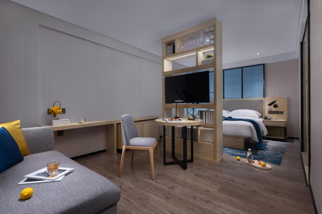 Postel nebo postele na pokoji v ubytování Echarm International Hotel Guangzhou Beijing Road Pedestrian Street Tianzi Wharf Branch - Free Shuttle Bus to Canton Fair Complex During Canton Fair Period