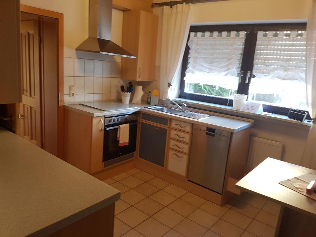 Kuchyň nebo kuchyňský kout v ubytování Ferienwohnung Reblaus