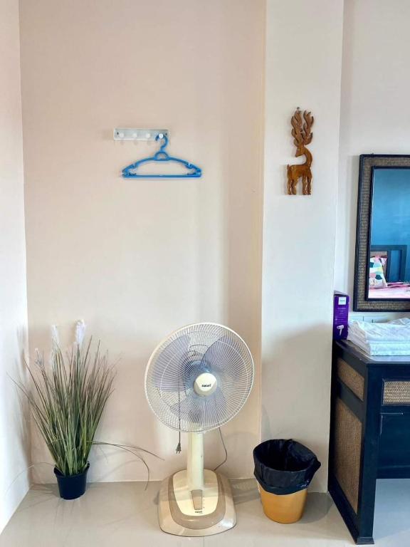 TV a/nebo společenská místnost v ubytování Samutsakorn condo