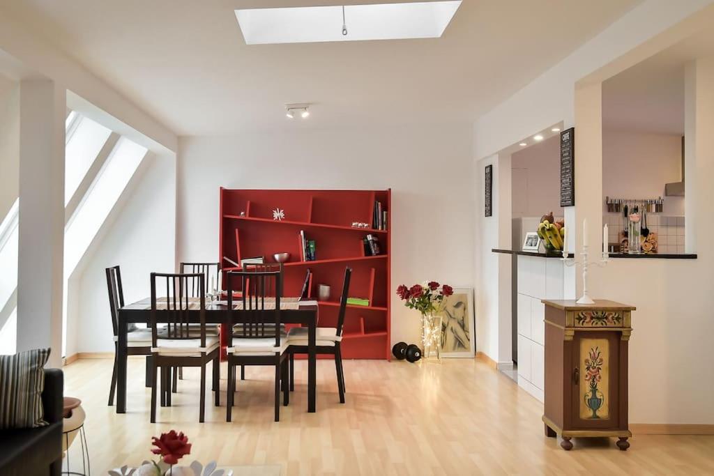 - une salle à manger avec une table et des chaises dans l'établissement 5 Secret escape apartment above Stuttgart, à Stuttgart