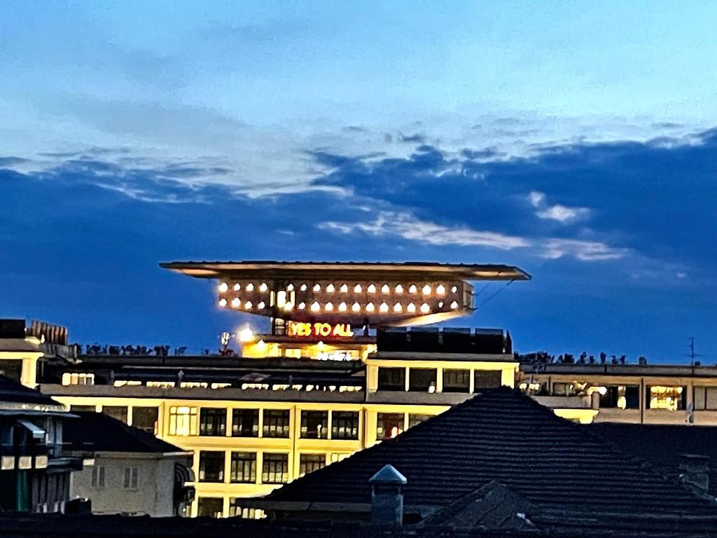 un edificio con una torre illuminata di Golden House-Super View On Turin a Torino