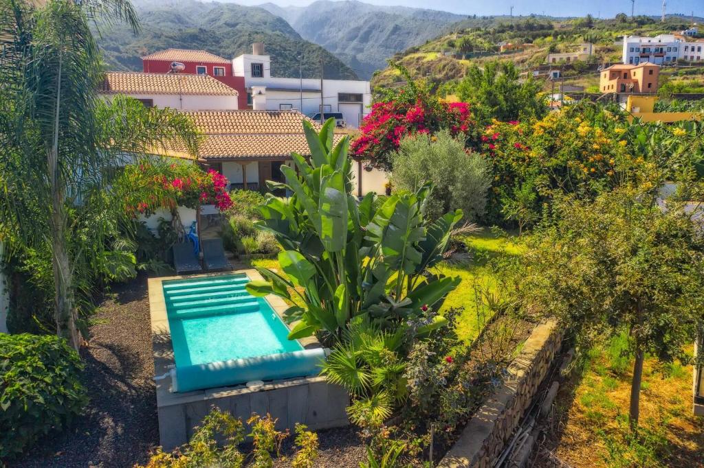 ein Haus mit einem Pool im Garten in der Unterkunft El Bebedero by Huskalia - private pool in Los Sauces