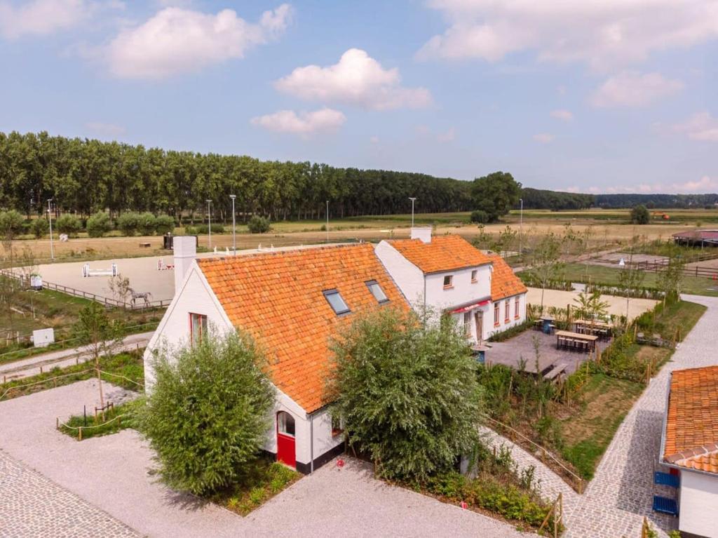 - une vue sur une maison dotée d'un toit orange dans l'établissement Lady - Charming double room at ranch "De Blauwe Zaal", à Bruges
