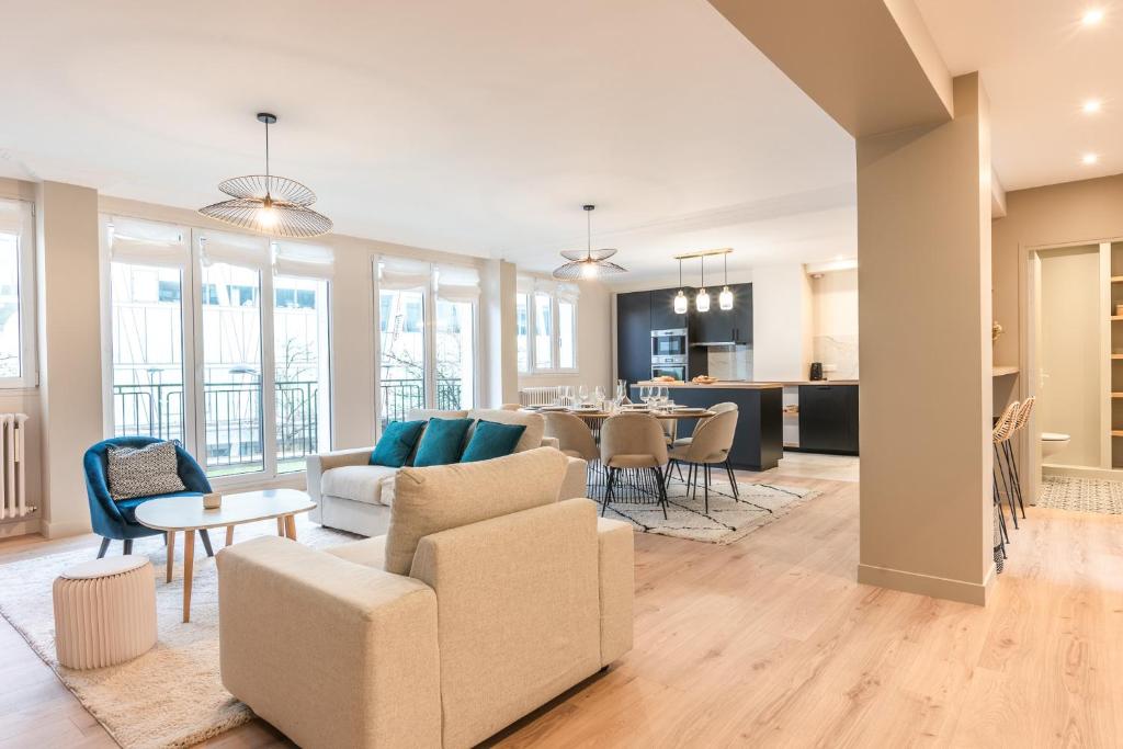 un salon avec un canapé et une salle à manger dans l'établissement Fantastic Family Apartment - 20min from city center, au Kremlin-Bicêtre