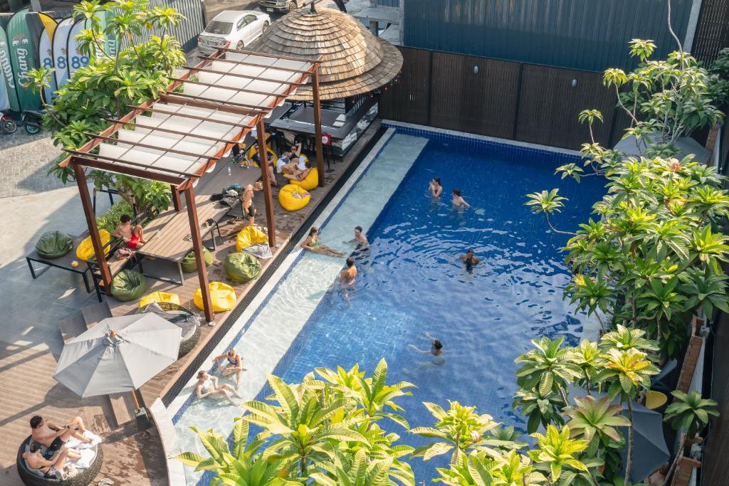 einen Blick über einen Pool mit Menschen darin in der Unterkunft Sea Beach Hostel & Club AoNang Beachfront in Ao Nang Beach