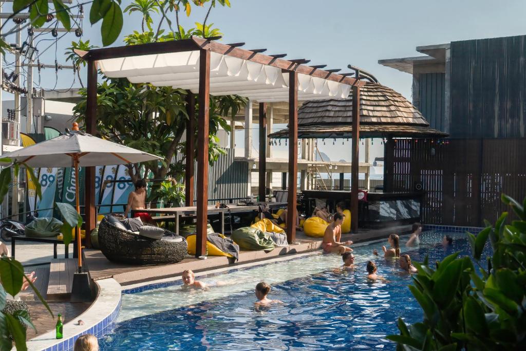 Bazén v ubytování Sea Beach Hostel & Club AoNang Beachfront nebo v jeho okolí