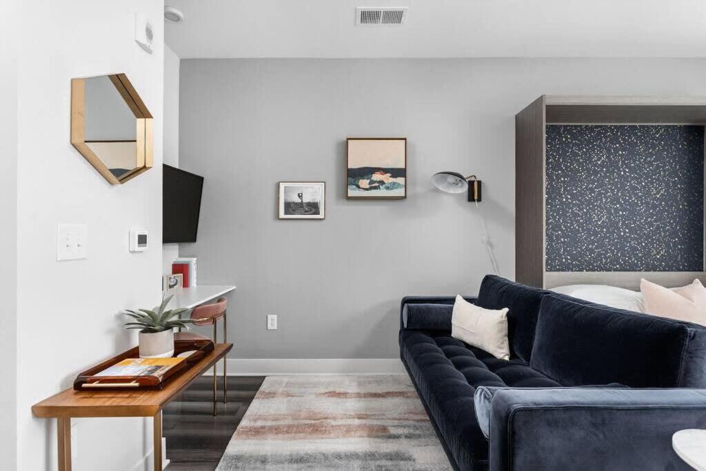 een woonkamer met een blauwe bank en een tafel bij Dream Apartment near Whole Foods CozySuites in Indianapolis