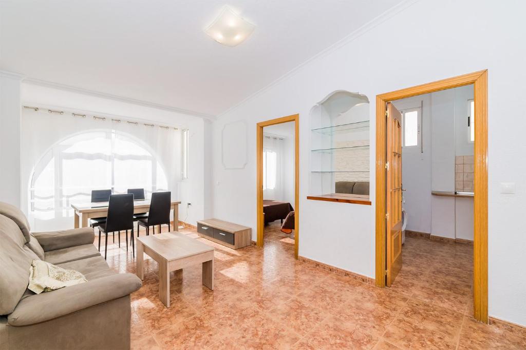 uma sala de estar com um sofá e uma mesa em ALEGRIA ID39 em Torrevieja