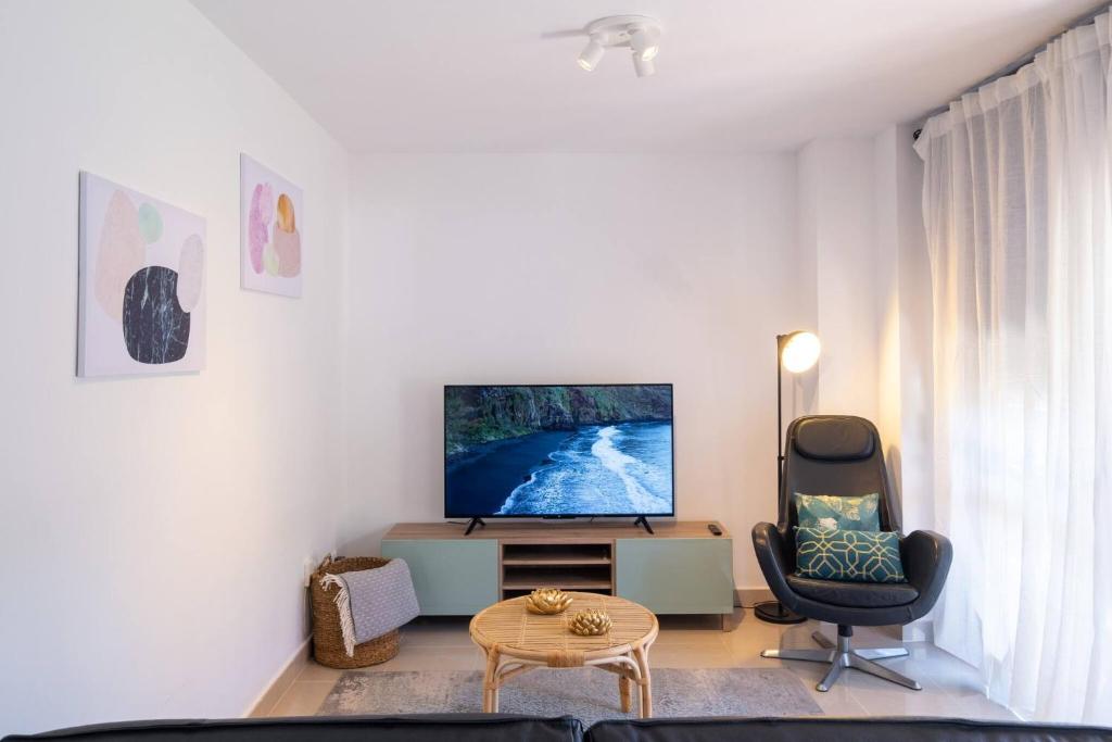 TV a/nebo společenská místnost v ubytování Phoebe by Huskalia