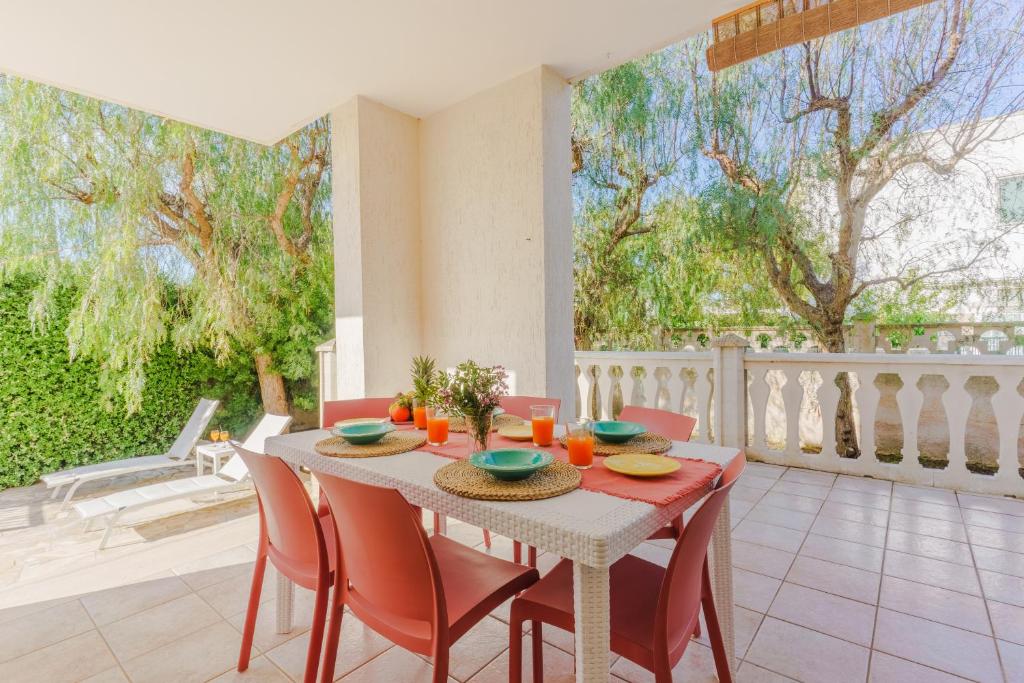una sala da pranzo con tavolo e sedie rosse di Villa Brigida a Torre Santa Sabina a Torre Santa Sabina