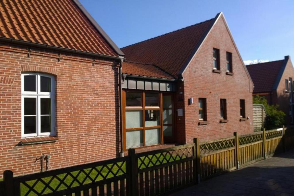 博尔库姆Deetje的前面有栅栏的砖房