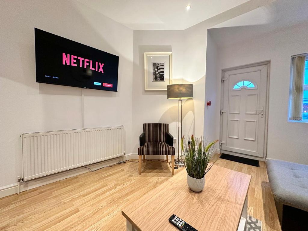 Large 4 Bedroom Home, Close To Leeds City Centre - Holiday Home