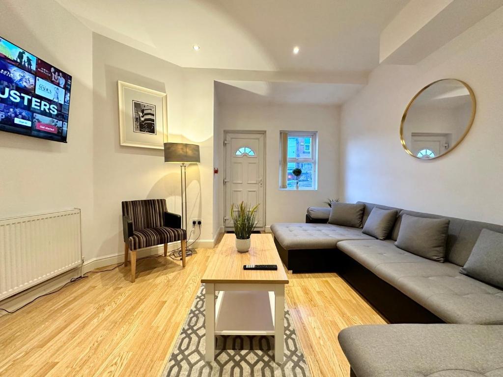 Large 4 Bedroom Home, Close To Leeds City Centre