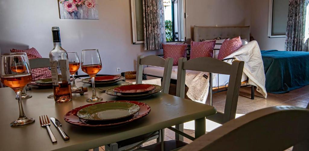 una mesa con copas de vino y una botella en Forti Retreat Georgia en Kariotes