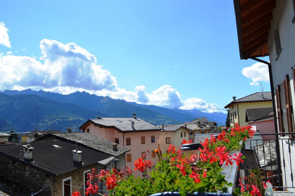 - une vue sur une ville avec des montagnes en arrière-plan dans l'établissement Casa Giuliana, à Teglio