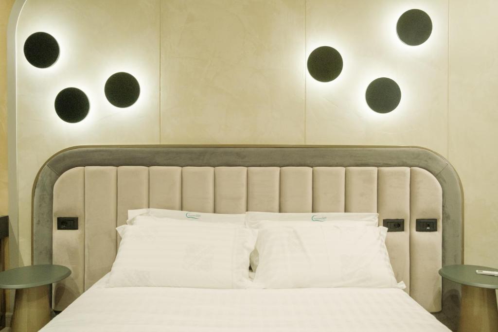 a bedroom with a bed with three dots on the wall at Comfort Suites in Golem