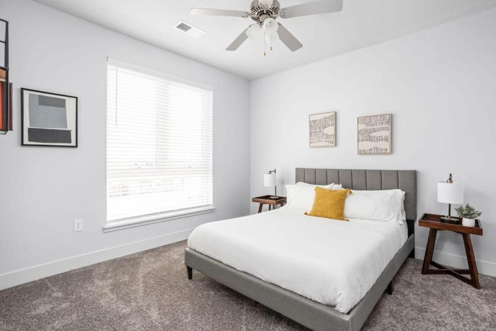 Voodi või voodid majutusasutuse CozySuites 2BR Modern Apt near the Fashion Mall toas