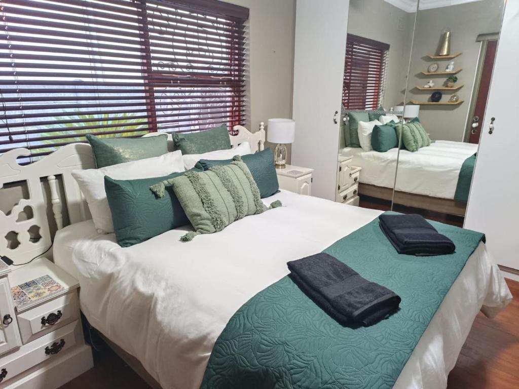 En eller flere senge i et værelse på Urban Oasis Cape Town