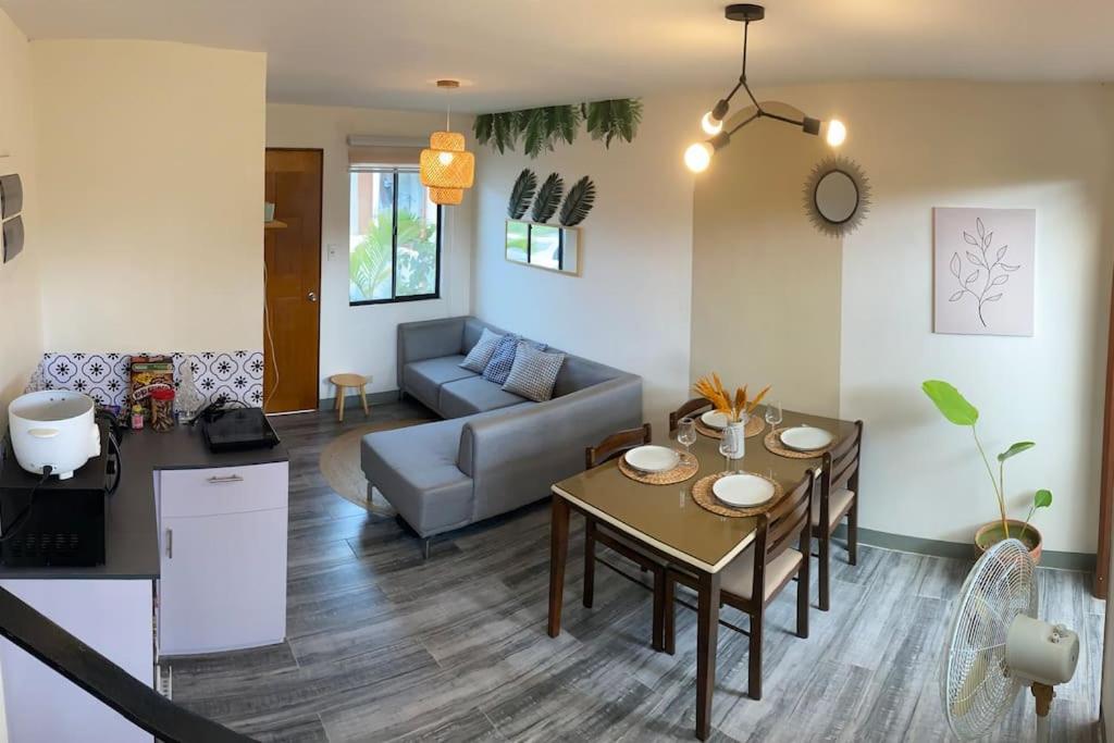 ein Wohnzimmer mit einem Tisch und einem Sofa in der Unterkunft San Pablo Tropical Transient House in San Pablo City