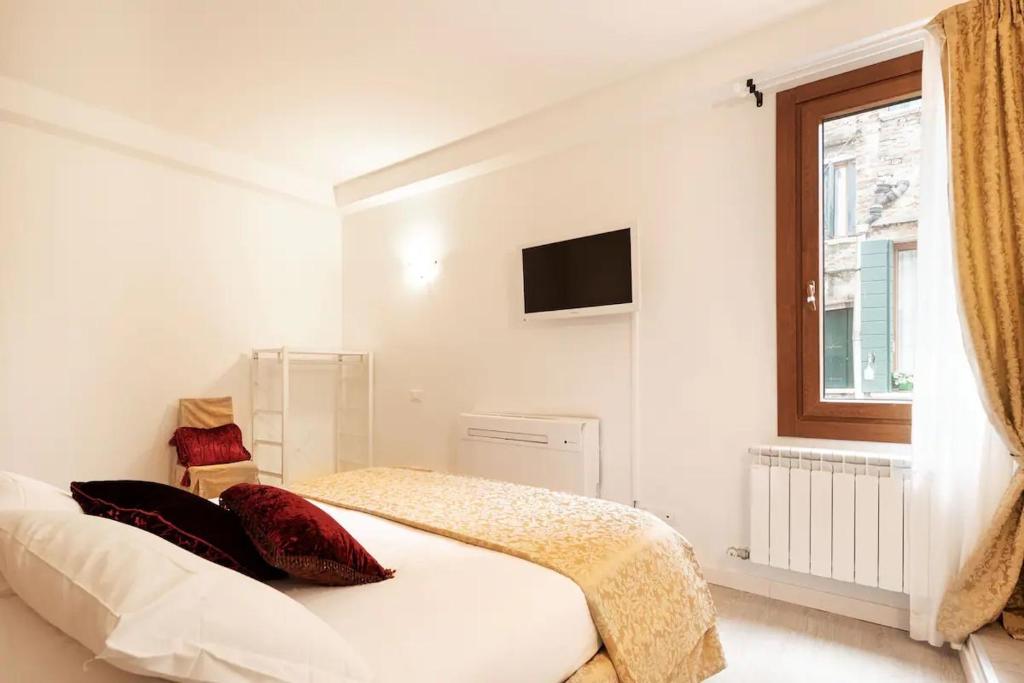 Postel nebo postele na pokoji v ubytování Venice Gold room