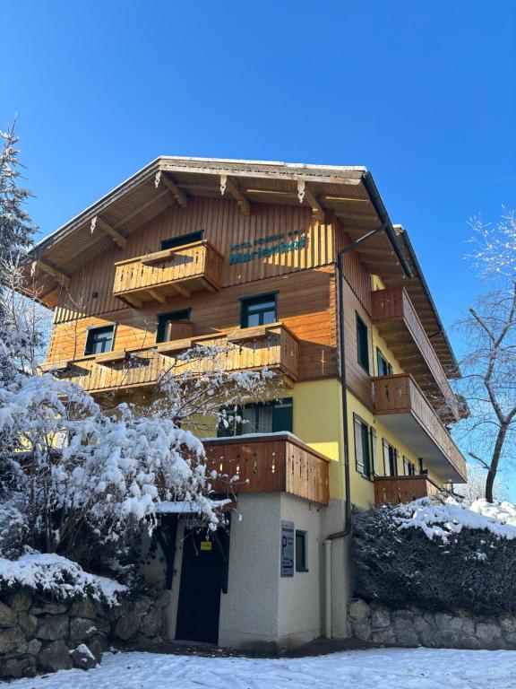 een groot gebouw met houten balkons erop bij Marienhof in Bad Tölz