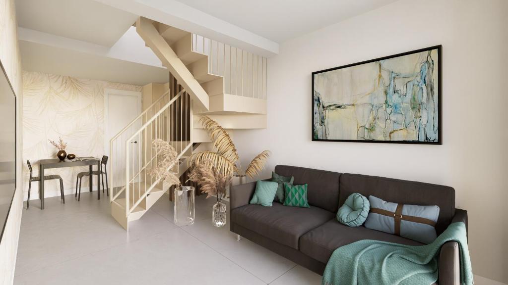 un soggiorno con un divano e un tavolo di Style Madrid Center Santiago Bernabeu a Madrid