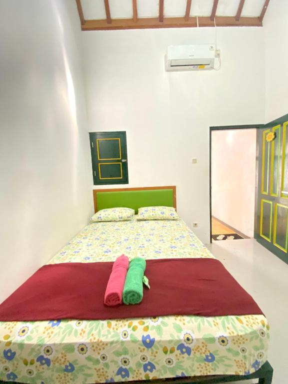 Postel nebo postele na pokoji v ubytování Sonosewu Guesthouse Syariah