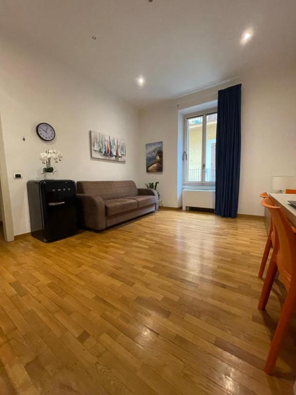 un salon avec un canapé et un parquet dans l'établissement La Stamperia, à Rome