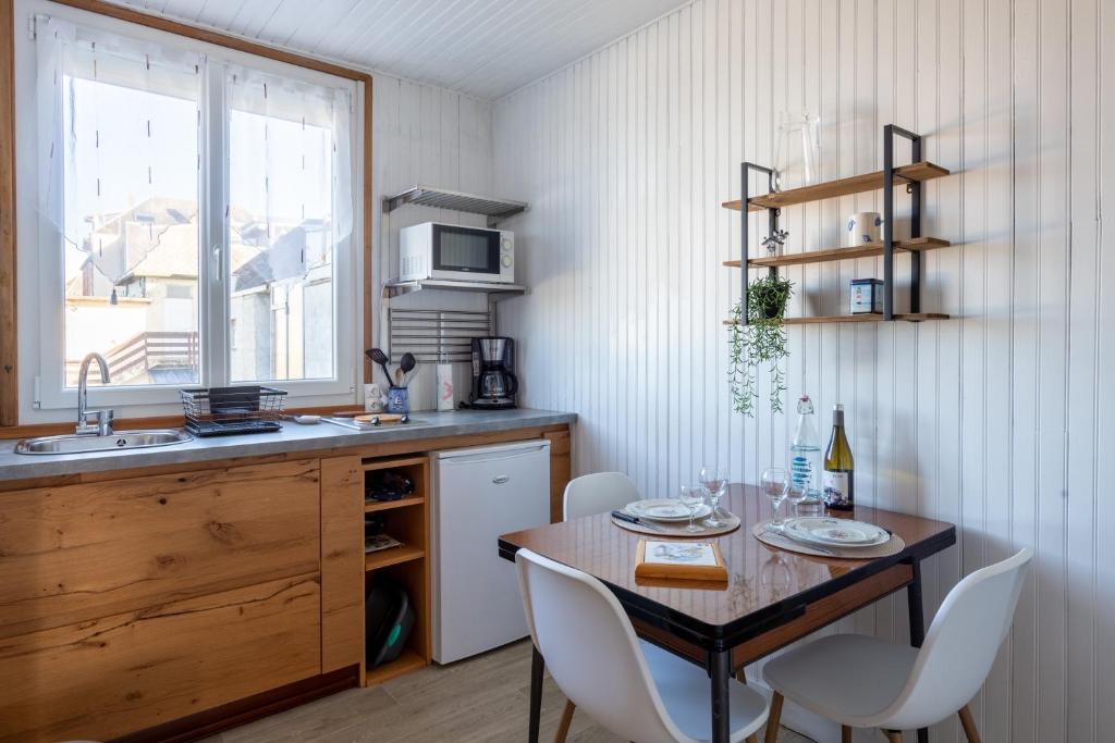 Kuchyň nebo kuchyňský kout v ubytování L'Echappée Bleue - Appt pour 4 Vue mer
