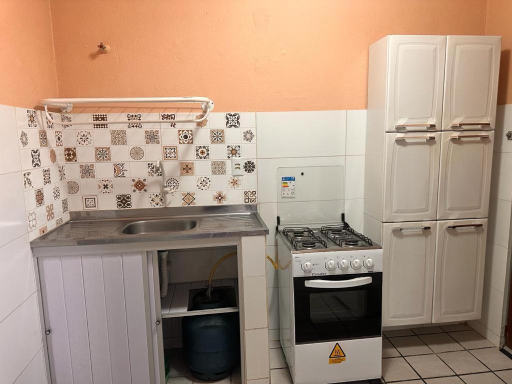 małą kuchnię z kuchenką i zlewem w obiekcie Dreams w mieście Natal