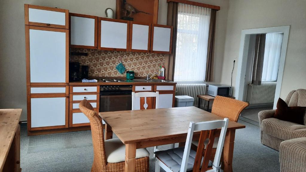 a kitchen with a wooden table in a room at Gemütliche Ferienwohnung mit Waldblick in Walsrode