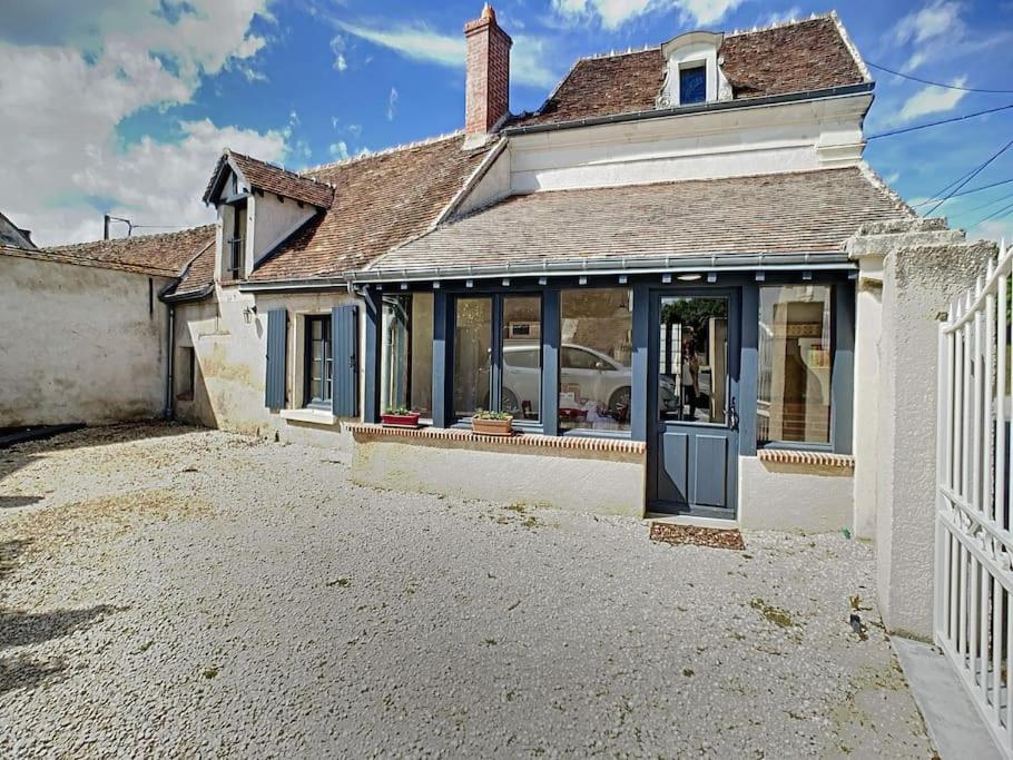 une maison blanche avec une allée devant dans l'établissement Lolivia Gîte 8 personnes, à Saint-Georges-sur-Cher